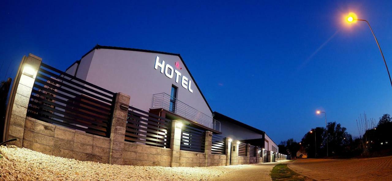 Hotel Sjesta Нова Сул Екстериор снимка